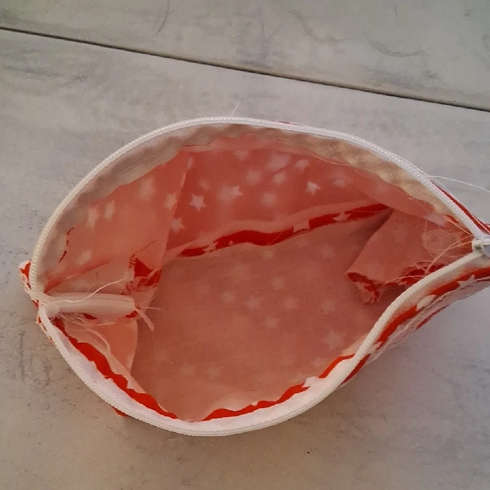 Red Star Patterned Pouch - Picture 2 of 4